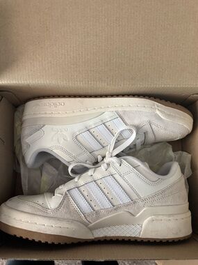 adidas Kids White and Gum Accent Low-Top Sneakers